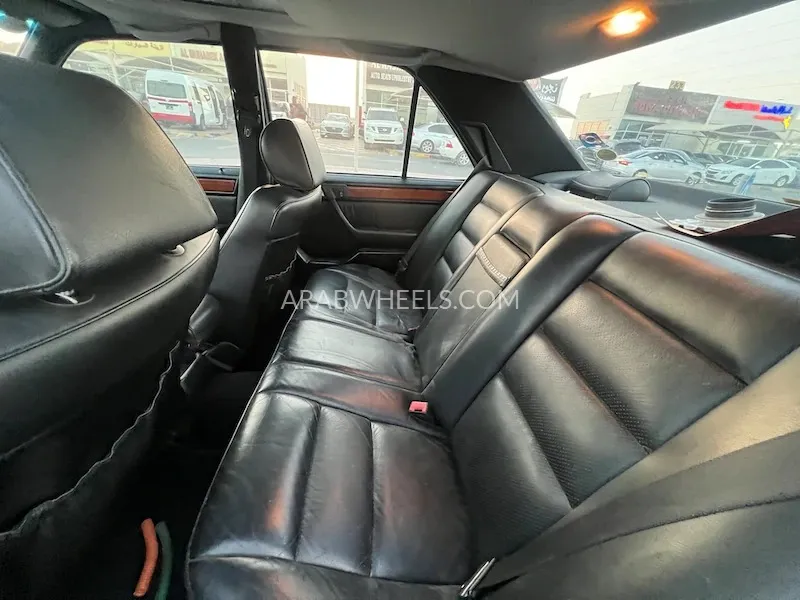 Mercedes Benz E Class 1991 for Sale in Sharjah Image-6