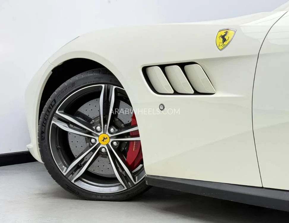 فيراري GTC4 لوسّو 2018 for Sale in دبي Image-5