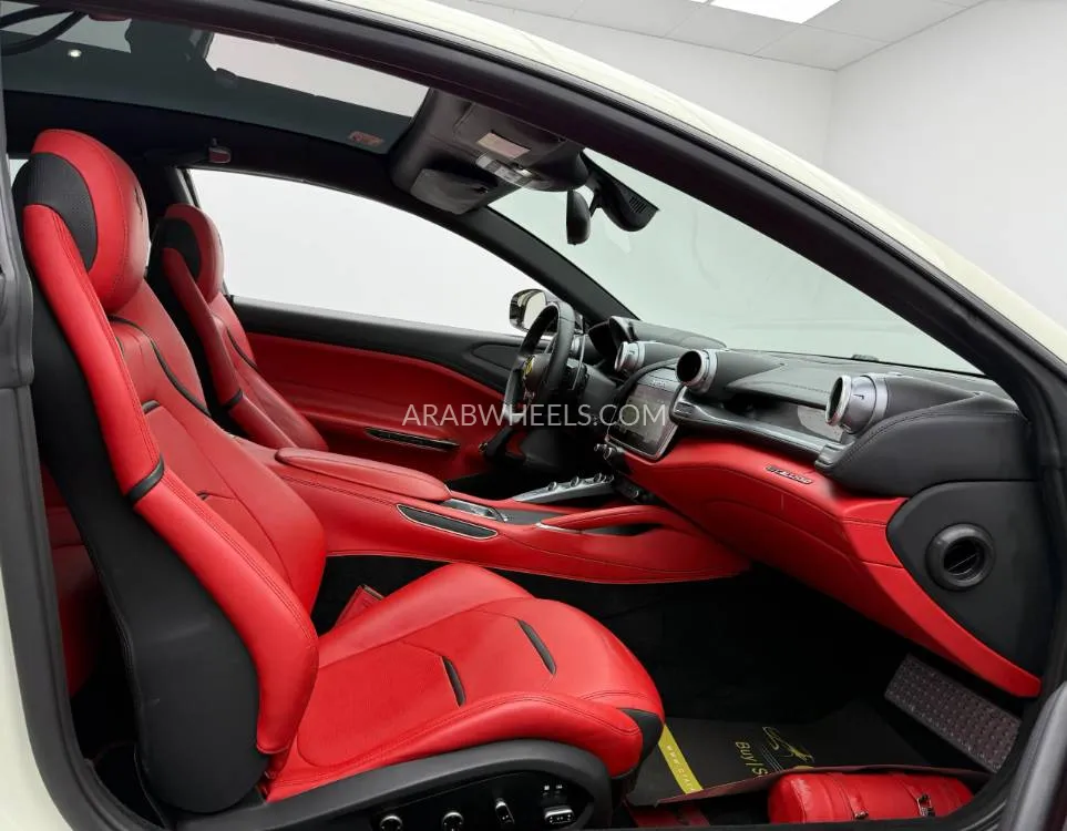 فيراري GTC4 لوسّو 2018 for Sale in دبي Image-13