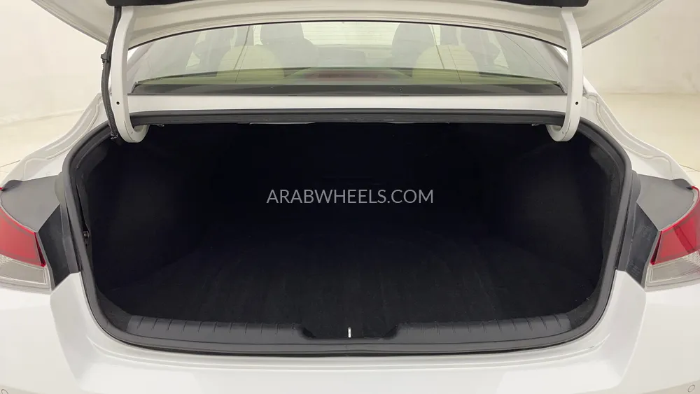 Hyundai Elantra 2022 for Sale in Dubai Image-25