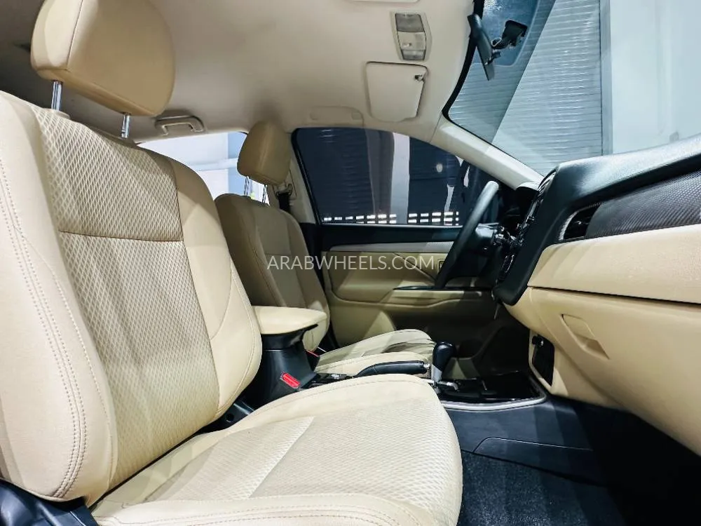 Mitsubishi Outlander 2017 for Sale in Dubai Image-19