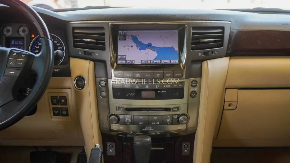 لكزس LX 2010 for Sale in الشارقة Image-11