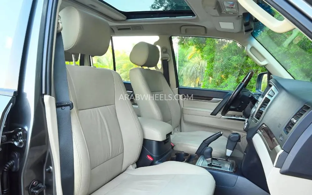 Mitsubishi Pajero 2015 for Sale in Sharjah Image-10