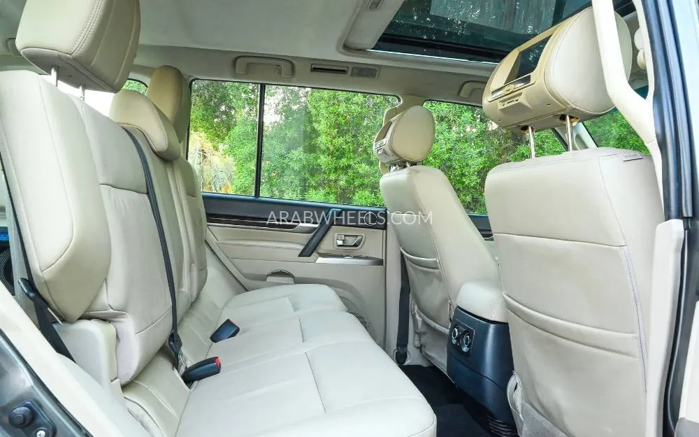 Mitsubishi Pajero 2015 for Sale in Sharjah Image-11