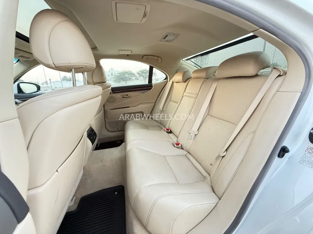 لكزس LS 2017 for Sale in الشارقة Image-9