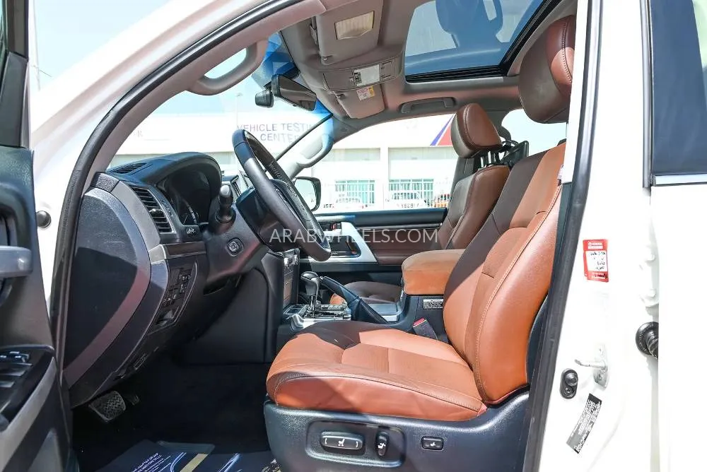 تويوتا لاند كروزر 2017 for Sale in الشارقة Image-6