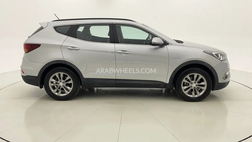 Hyundai Santa Fe 2018 for Sale in Dubai Image-2