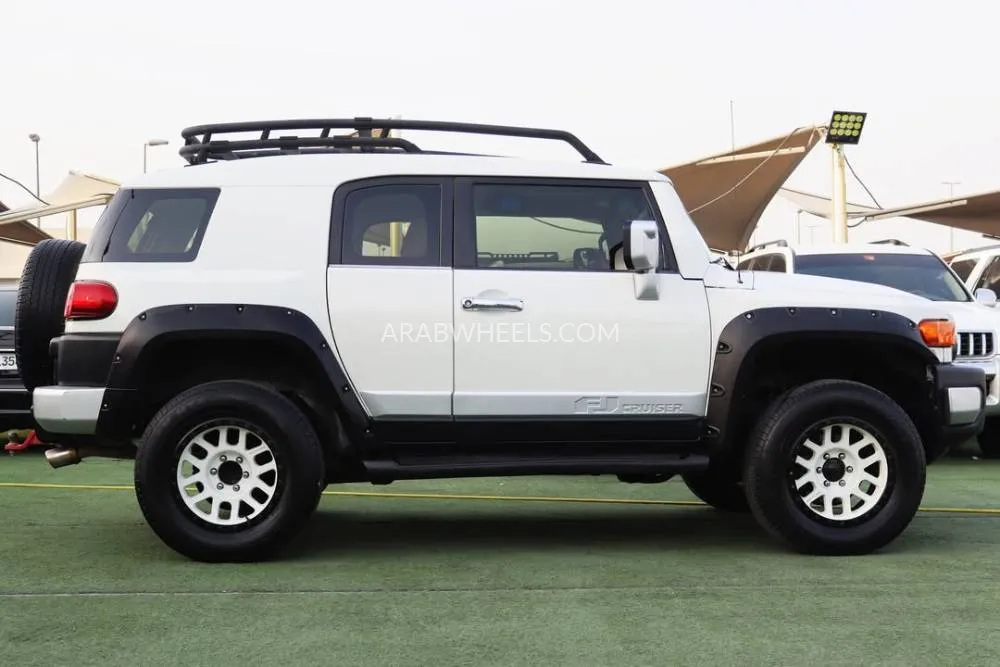 تويوتا إف جي كروزر 2010 for Sale in الشارقة Image-3