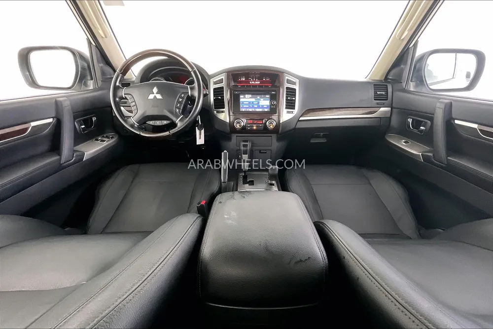 Mitsubishi Pajero 2018 for Sale in Sharjah Image-11