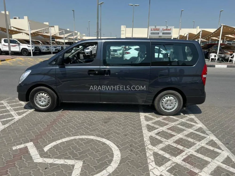 Hyundai H1 2018 for Sale in Sharjah Image-5