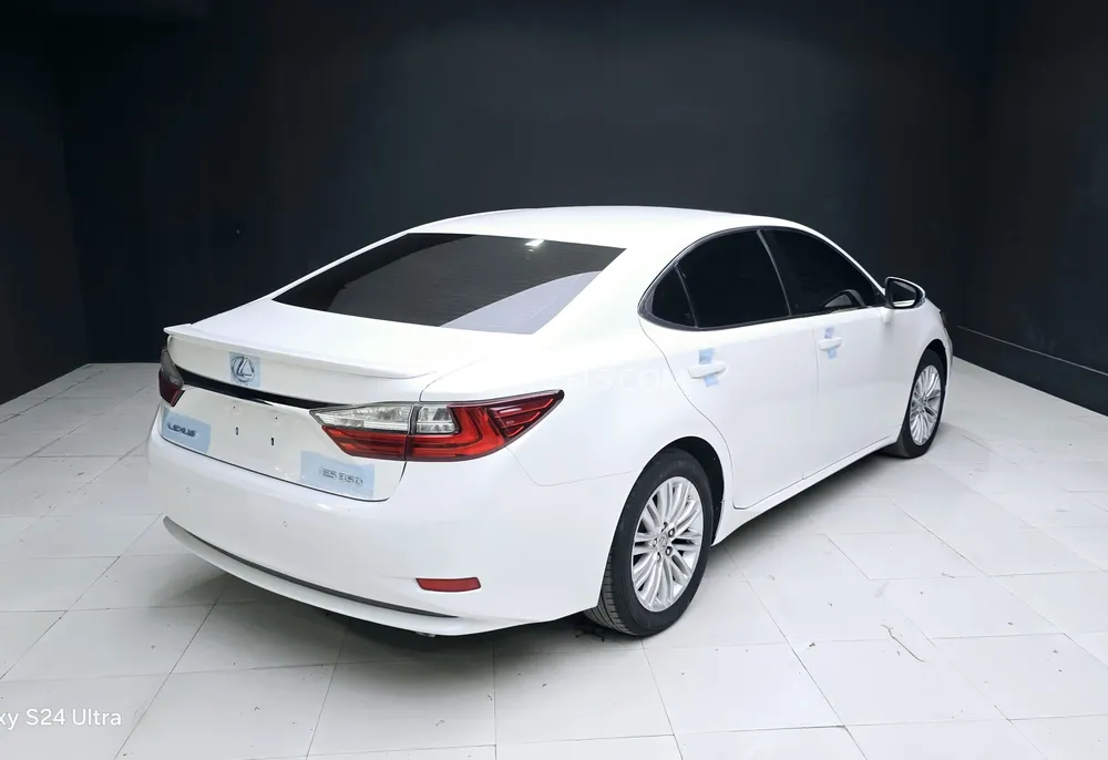 Lexus ES 2017 for Sale in Ajman Image-3