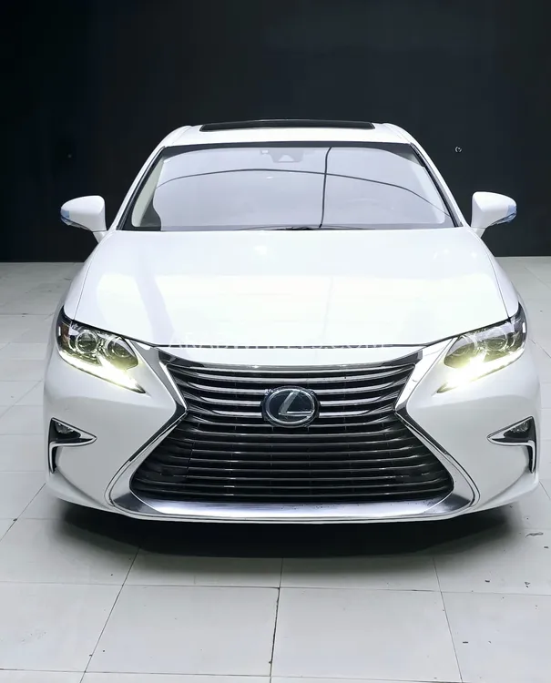 Lexus ES 2017 for Sale in Ajman Image-11