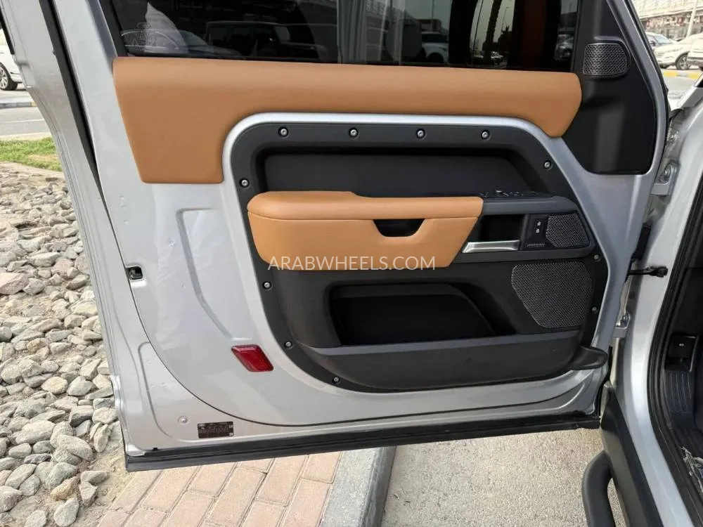 Land Rover Defender 2021 for Sale in Dubai Image-4