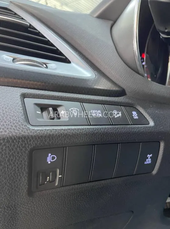 Hyundai Santa Fe 2017 for Sale in Ajman Image-8