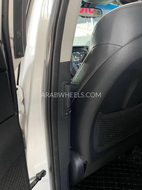 Hyundai Santa Fe 2017 for Sale in Ajman Image-14