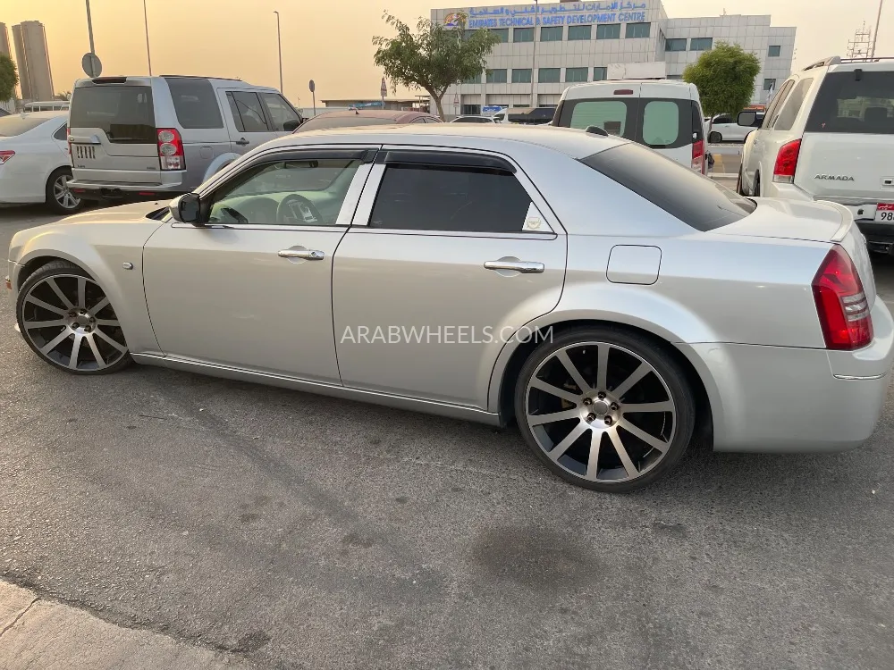 Chrysler 300 2006 for Sale in Abu Dhabi Image-2
