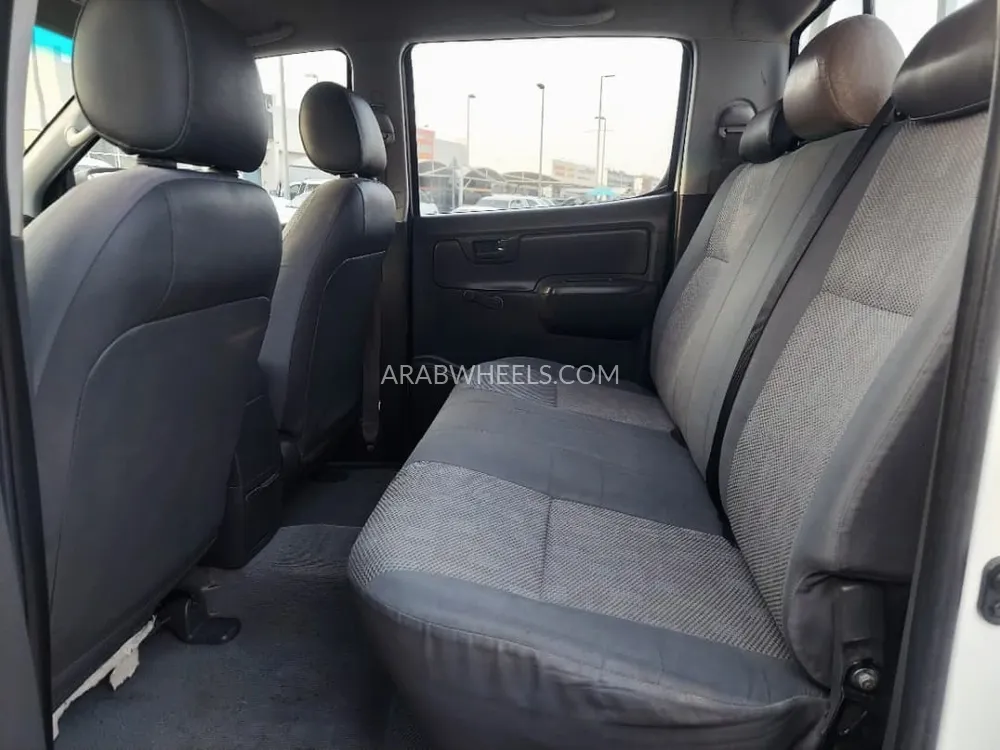 Toyota Hilux 2013 for Sale in Sharjah Image-8