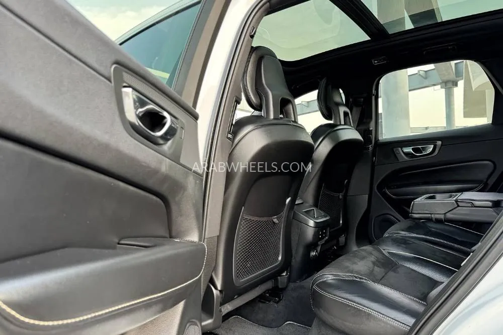 فولفو إكس سي 60 2018 for Sale in دبي Image-16