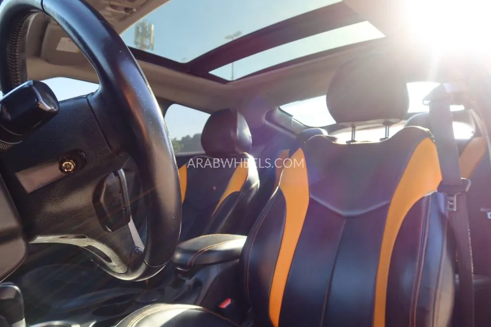 Hyundai Veloster 2015 for Sale in Dubai Image-8