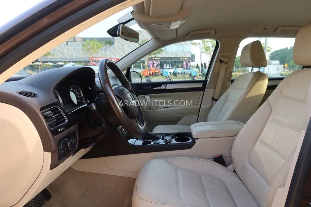 Volkswagen Touareg 2014 for Sale in Dubai Image-9