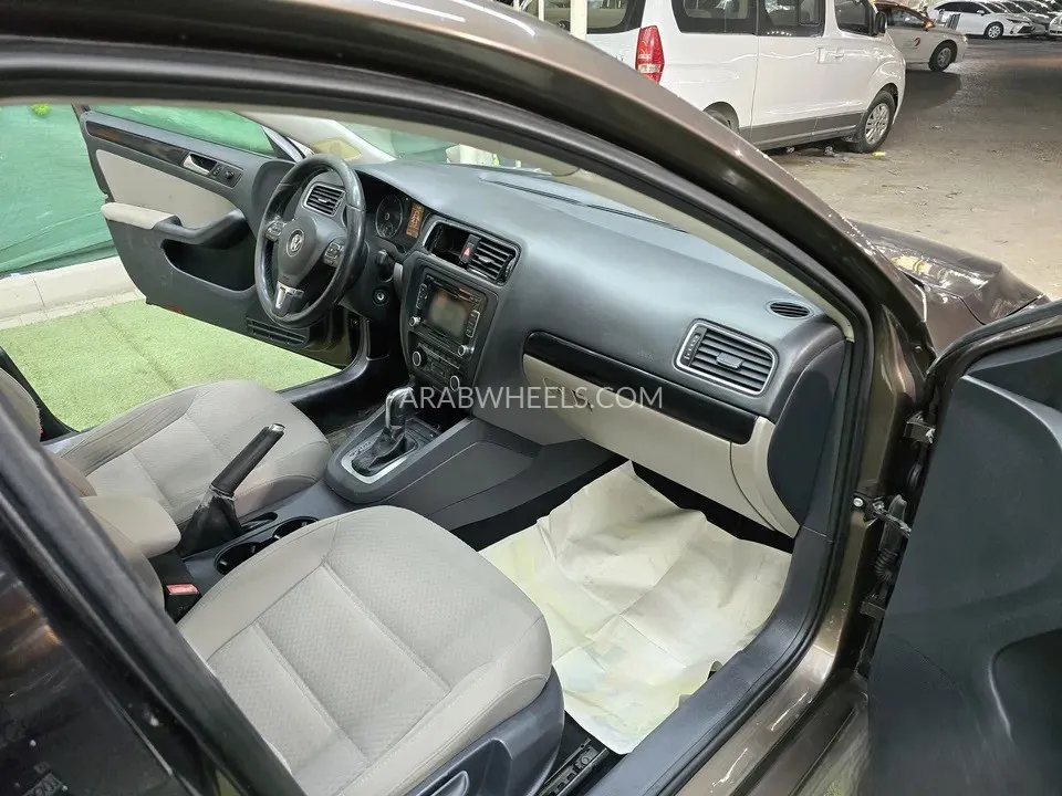Volkswagen Jetta 2012 for Sale in Ajman Image-15