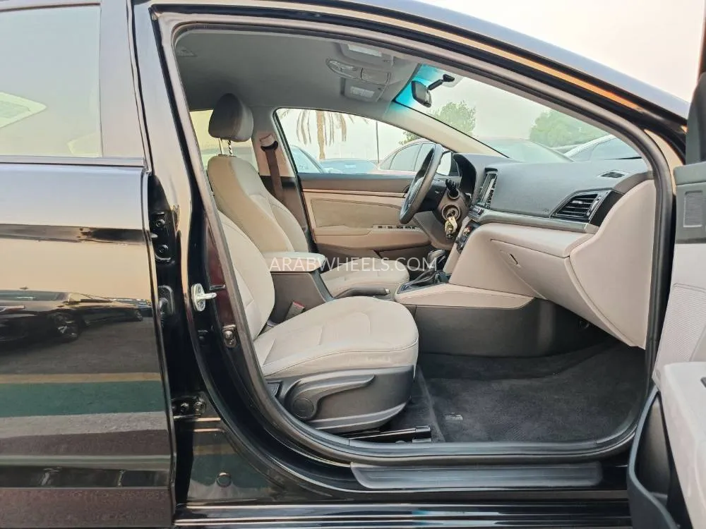 Hyundai Elantra 2017 for Sale in Dubai Image-2