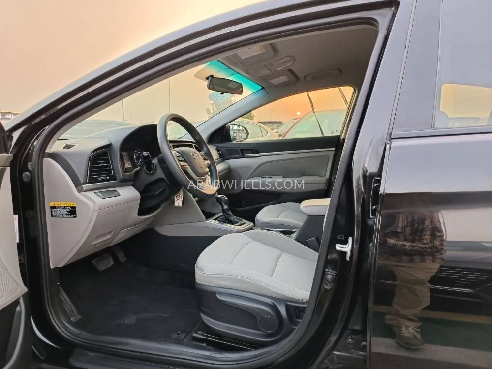 Hyundai Elantra 2017 for Sale in Dubai Image-16