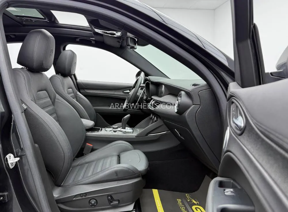 الفا روميو ستيلفيو 2024 for Sale in دبي Image-14