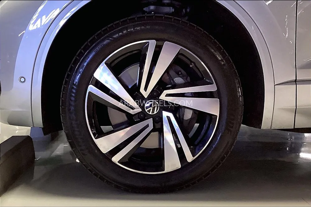 Volkswagen Touareg 2024 for Sale in Sharjah Image-9