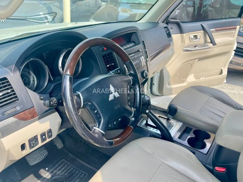 Mitsubishi Pajero 2014 for Sale in Sharjah Image-10