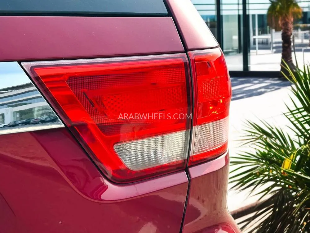 Jeep Grand Cherokee 2012 for Sale in Dubai Image-10