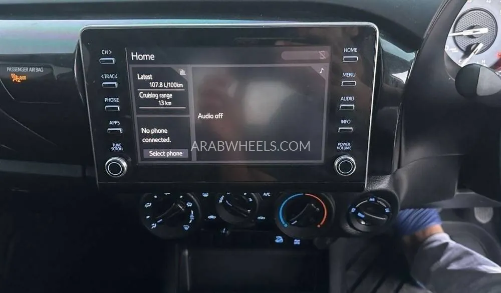 Toyota Hilux 2022 for Sale in Dubai Image-9