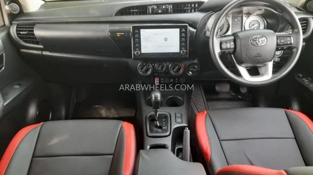 Toyota Hilux 2023 for Sale in Dubai Image-10
