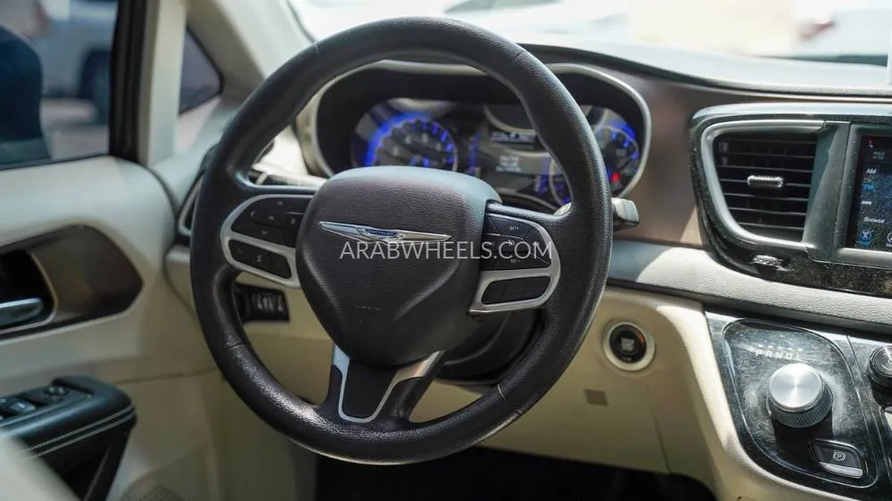 Chrysler Grand Voyager 2023 for Sale in Sharjah Image-5