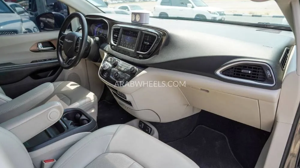 Chrysler Grand Voyager 2023 for Sale in Sharjah Image-10