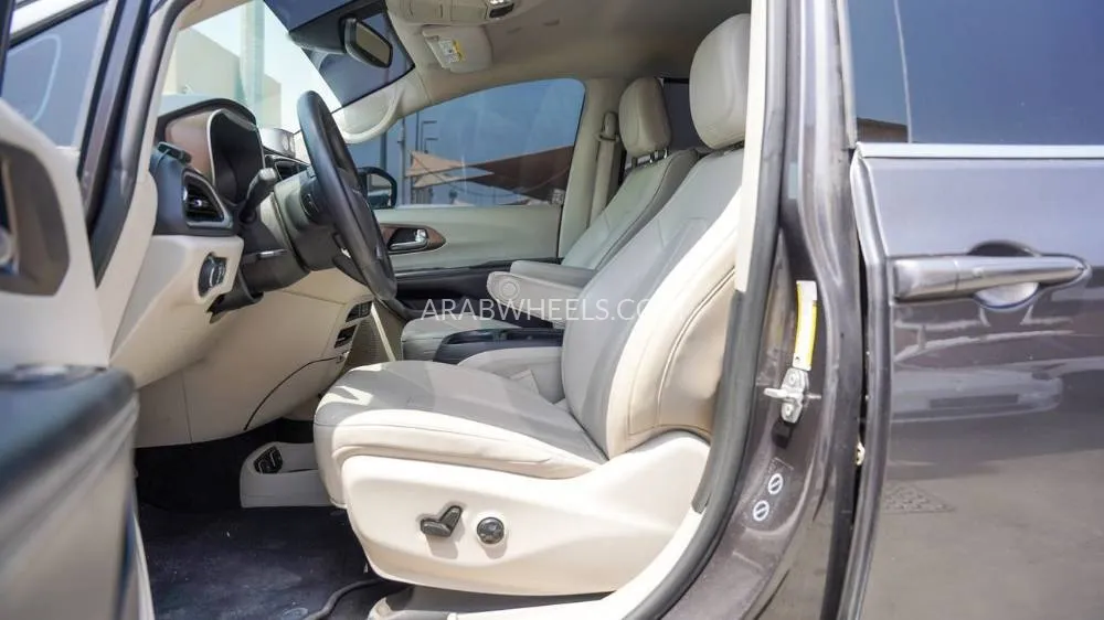 Chrysler Grand Voyager 2023 for Sale in Sharjah Image-11