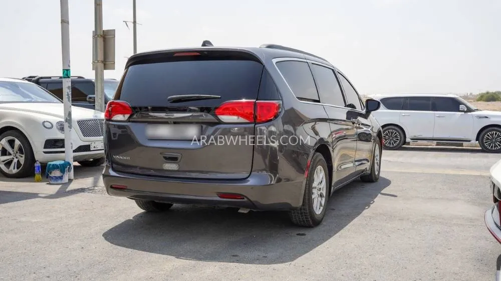 Chrysler Grand Voyager 2023 for Sale in Sharjah Image-14