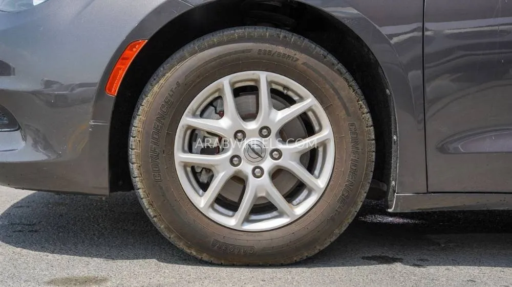 Chrysler Grand Voyager 2023 for Sale in Sharjah Image-15