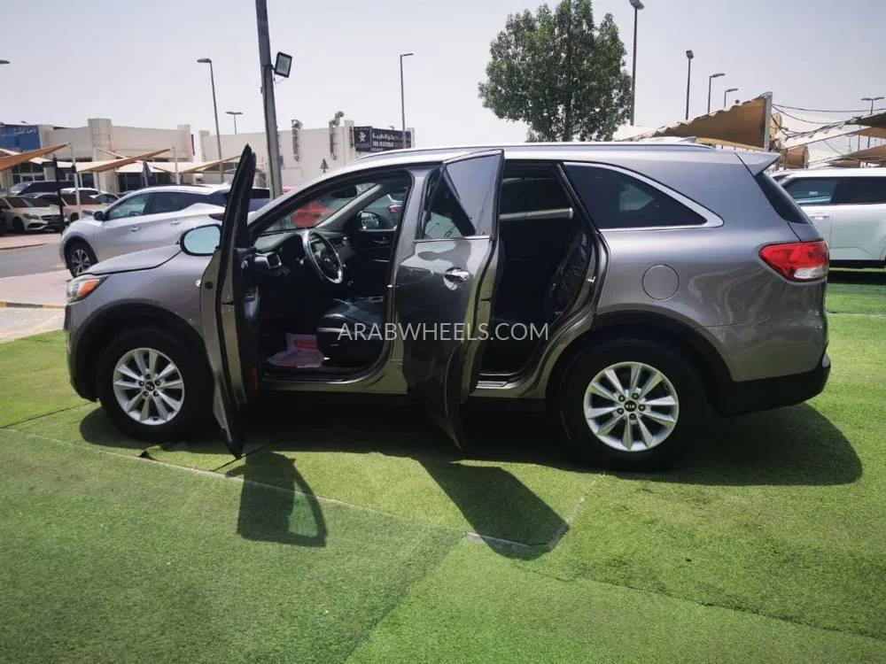 Kia Sorento 2018 for Sale in Sharjah Image-11