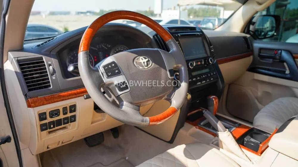 Toyota Land Cruiser 2015 for Sale in Sharjah Image-4