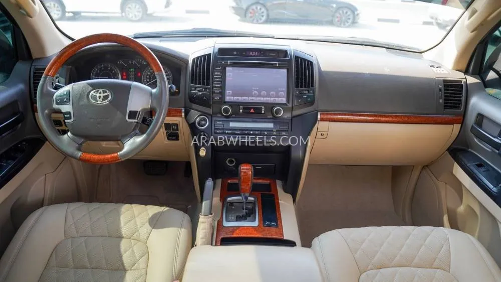 Toyota Land Cruiser 2015 for Sale in Sharjah Image-8