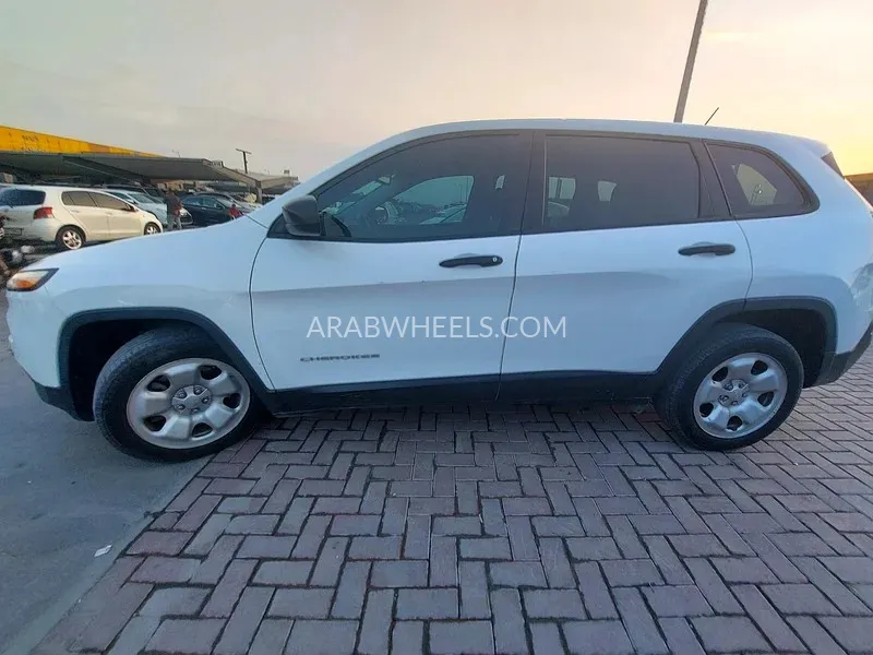 جيب شيروكي 2017 for Sale in الشارقة Image-12