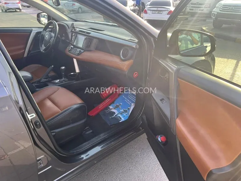 Toyota Rav4 2018 for Sale in Sharjah Image-11