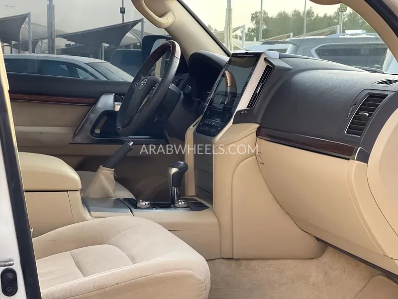 Toyota Land Cruiser 2017 for Sale in Sharjah Image-9