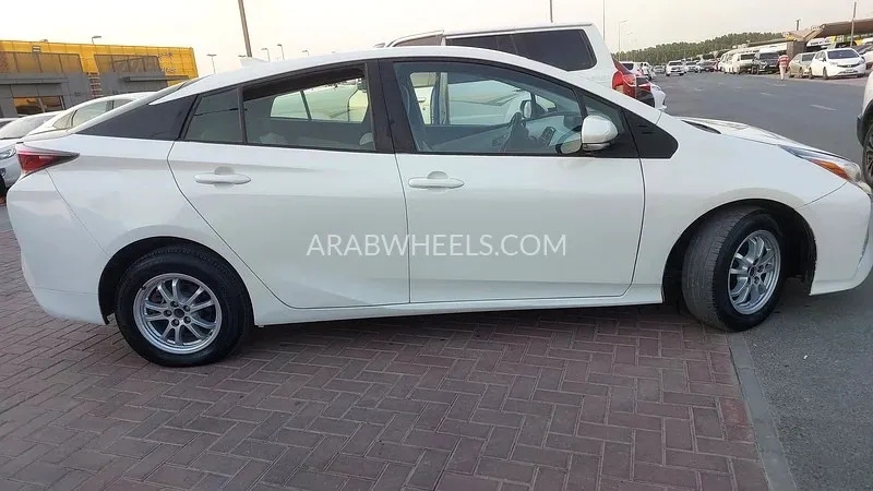 تويوتا بريوس 2018 for Sale in الشارقة Image-4