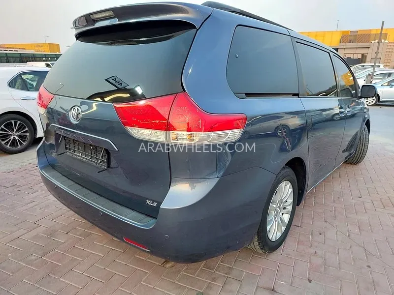Toyota Sienna 2014 for Sale in Sharjah Image-5