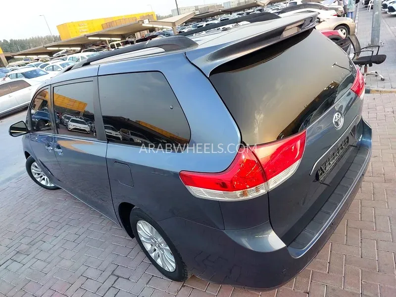 Toyota Sienna 2014 for Sale in Sharjah Image-10