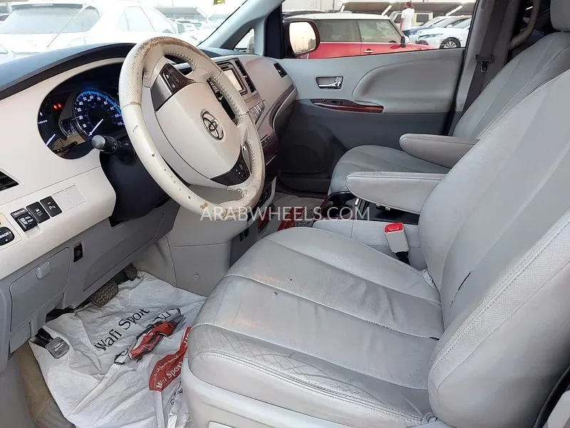 Toyota Sienna 2014 for Sale in Sharjah Image-18