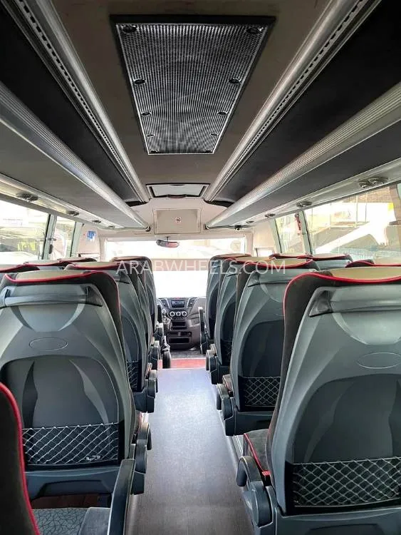 Iveco Daily 2017 for Sale in Sharjah Image-6