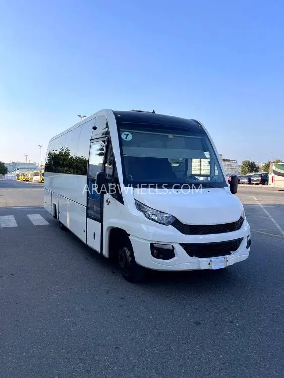 Iveco Daily 2017 for Sale in Sharjah Image-8